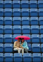 Omskifteligt. Tilskuerne ved US Open har været igennem det hele: Fra over 30 grader og blændende sol til silende regn. 