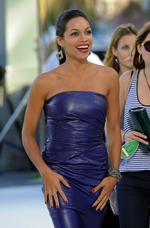 Rosario Dawson ankommer til festen. 