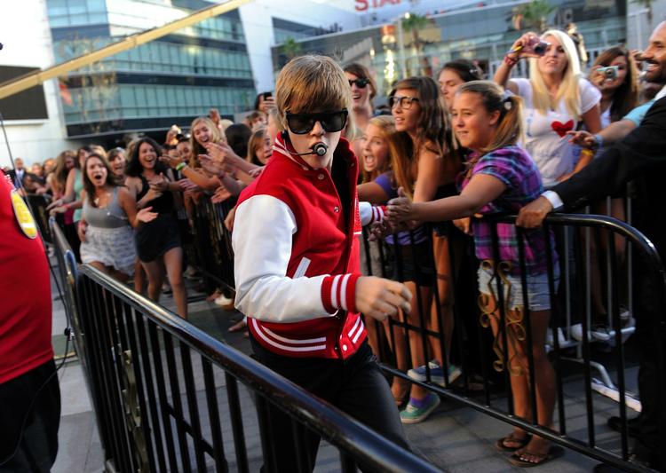 Justin Bieber hilste på sine mange fans. 