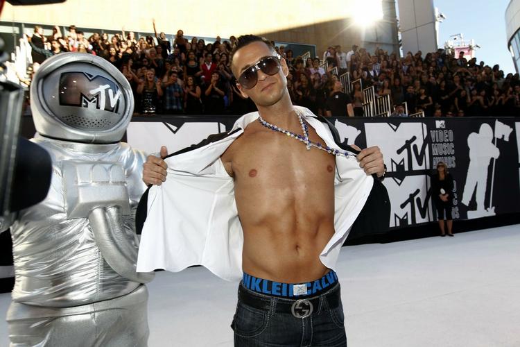 Jersey Shore-medlem Michael Sorrentino, også kendt som 'The Situation', ankommer til festlighederne. 