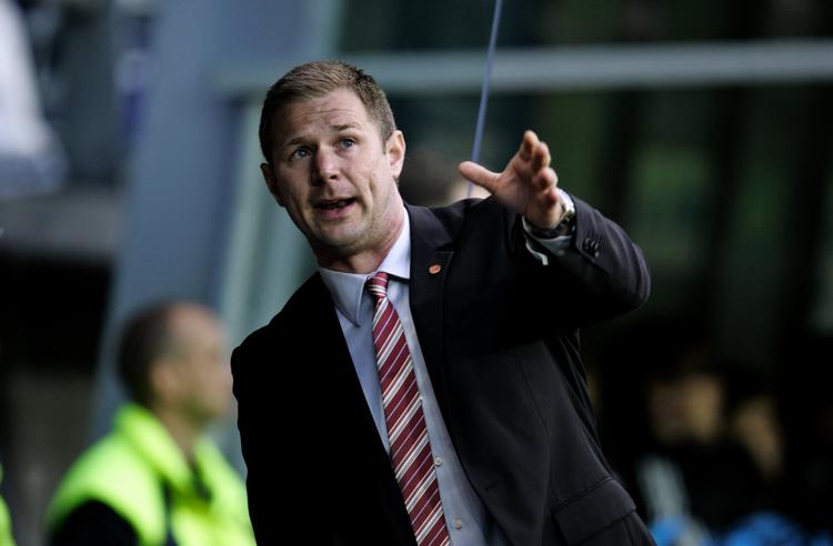 AaB's træner, Magnus Pehrsson, ønsker at købe nye spillere for nogle af alle de millioner, som holdet tjente på sin succes i Champions League og UEFA Cuppen. (Arkivfoto) 