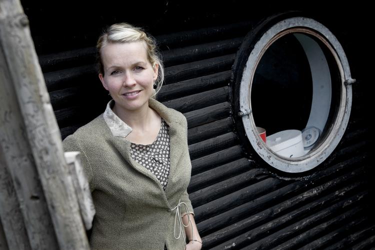 Først nu er Signe Svendsen klar med sin solistdebut. Muligvis fordi det først er i 2010, hun føler sig sikker på sin egen sti. 
