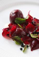 Efterårssmag. På Dragsholm Slot laves der mad med sæsonens urter og rodfrugter. Her er det glaserede rødbeder med hyldebær og gedeost. 