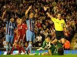annulleret. Dommer Thomas Einwaller fløjter for frispark, da Christian Poulsen (skjult tv.) har sendt bolden i mål for Liverpool mod Trabzonspor. Arkivfoto. 