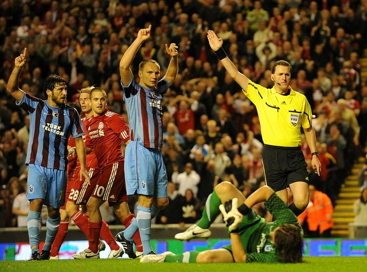 annulleret. Dommer Thomas Einwaller fløjter for frispark, da Christian Poulsen (skjult tv.) har sendt bolden i mål for Liverpool mod Trabzonspor. Arkivfoto. 