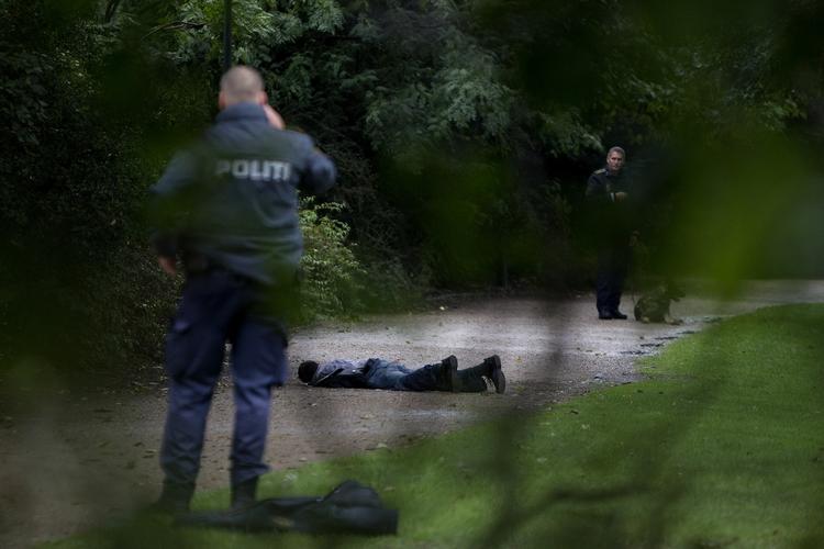 omringet. Politiet ved stadig ikke meget om den mand, der fredag blev anholdt i Ørstedsparken efter en eksplosion på Hotel Jørgensen. 