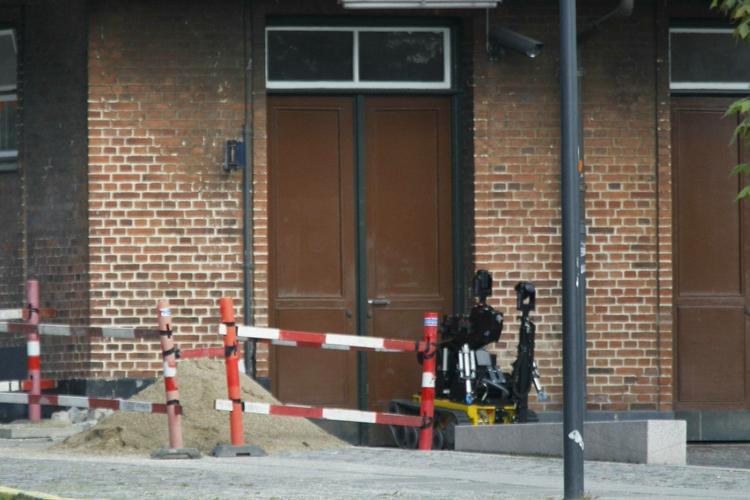 Rullemarie. Politiet og sprængstofseksperter er netop nu i gang med at undersøge en mistænkelig taske på Klampenborg Station. 