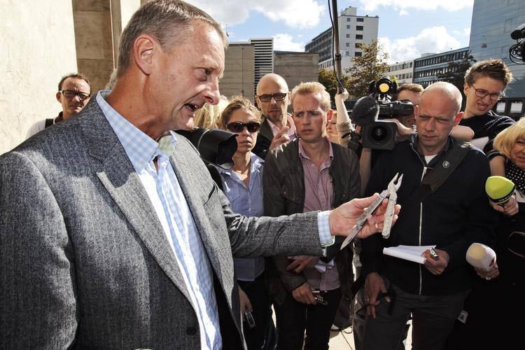 Spor. Svend Foldager fra Københavns Politi viser det multiværktøj frem, som blev fundet på det toilet på Hotel Jørgensen, hvor der forleden skete en eksplosion. 