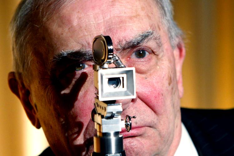 Auteur. Claude Chabrol stod bag mere end 70 film, deriblandt hovedværket 'Slagteren' fra 1970. I 2009 fik han Det Gyldne Kamera på Berlinalen. 