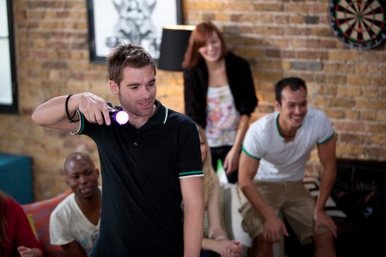 Sonys PlayStation Move-controlleren giver 3D-styring af spil. Det betyder, at et kamera ved fladskærmen kan se, hvor tæt du er på skærmen - modsat Wii, der kun sporer i to dimensioner. 