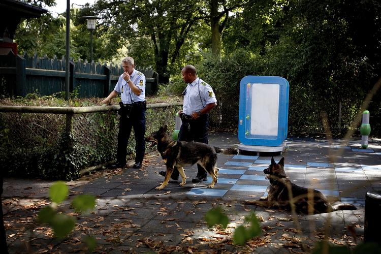 Eftersøgning. Efter henvendelser fra offentligheden afspærrede politiet igen Ørstedsparken for at finde spor i bombesagen. 