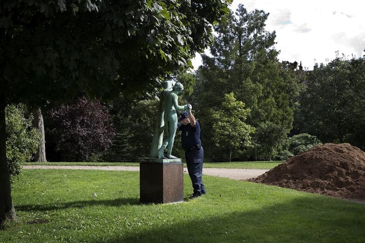 grundig. Politiet har ledt efter spor i Ørstedsparken, men nu er den genåbnet. 