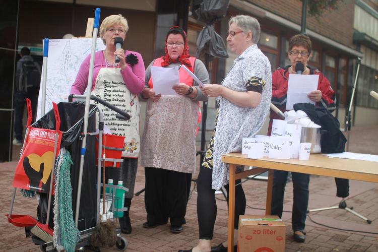 Valgkedel. De svenske socialdemokrater koger op for valgsuppen i den sidste uge op til valget på søndag. Her på torvet i Arvika i det vestlige Sverige. 