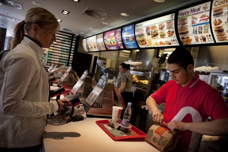 Arbejde. »Ingen har for dårlige sprogkundskaber til at komme i gang med et job«, mener Lise-Lotte Helms, der er HR-direktør i McDonald’s. 