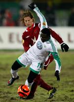Holdkammerater. Kazan-forsvarsspilleren Cristian Ansaldi i nærkamp med nigerianeren Obafemi Martins, som Rubin Kazan har købt i tyske VfL Wolfsburg. Arkivfoto. 