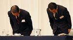 Respekt. Japans premierminister, Naoto Kan, (th.) og hans udfordrer Ichiro Ozawa bøjer hovedet i respekt for afstemningsresultatet. 