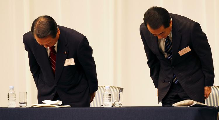 Respekt. Japans premierminister, Naoto Kan, (th.) og hans udfordrer Ichiro Ozawa bøjer hovedet i respekt for afstemningsresultatet. 