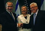 Smil. Benjamin Netanyahu (tv.) sammen med Hillary Clinton og palæstinensernes leder, Mahmoud Abbas, ved dagens forhandlinger. 