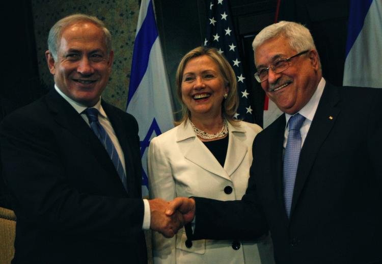Smil. Benjamin Netanyahu (tv.) sammen med Hillary Clinton og palæstinensernes leder, Mahmoud Abbas, ved dagens forhandlinger. 