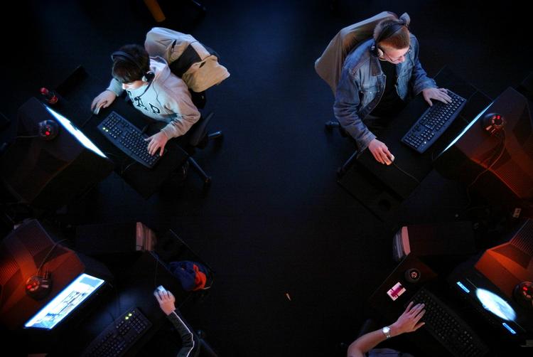 Actionspil som 'Call of Duty' og 'Unreal Tournament' gør os hurtigere til at træffe beslutninger end folk, der spiller roligere strategispil som f.eks. 'The Sims 2' 