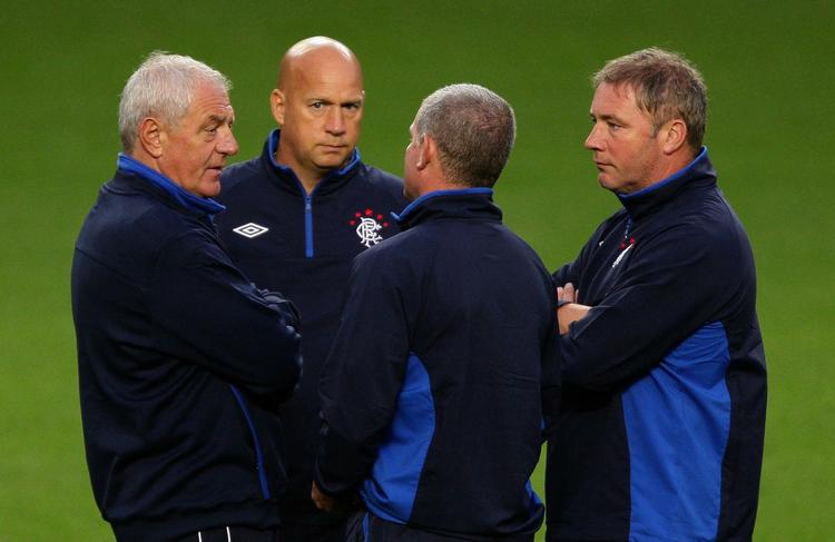 Taktikmøde. Manager Walter Smith (til venstre) igang med at udtænke en snedig plan med sin stab inden mødet med Manchester United. 