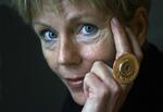 trumfkort. Karin Fossum bekræfter igen sin trone som krimidronning. Eller snarere som den skandinaviske krimis skæbnesvangre spader dame, et trumfkort med et t som i tragedie. Arkivfoto: Finn Frandsen 