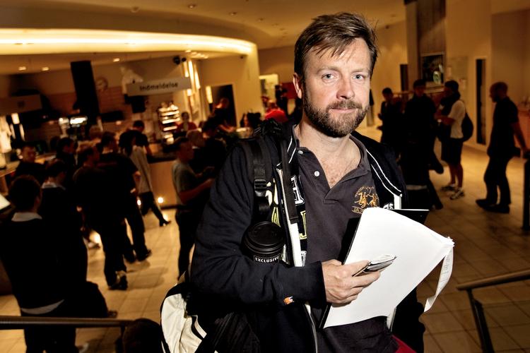 BORDET FANGER. Pelle Nilsson med indmeldelsespapirerne i hånden mandag aften i FitnessDk, hvor han meldte sig til jernmandstræningen op til 2011. 