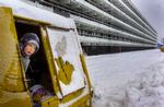 Ansvar. Blok P i Nuuk, Grønland, er en beton boligblok på 5 etager. Børn leger i en container. Arkivfoto. 