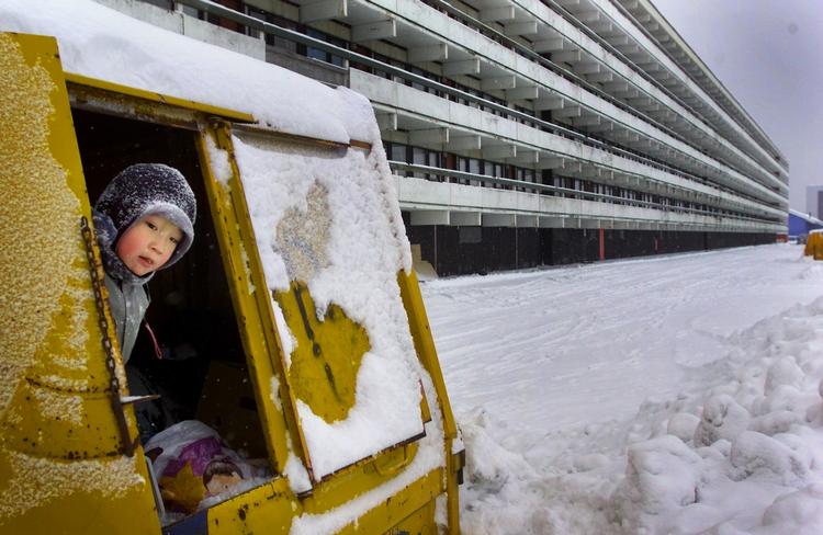 Ansvar. Blok P i Nuuk, Grønland, er en beton boligblok på 5 etager. Børn leger i en container. Arkivfoto. 
