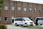 GERNINGSSTED. Politiet uden for pengecentralen i Brøndby efter millionkuppet i 2008. 