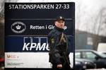 BANDESTRAF. Politiet har lagt en tæt ring af bevæbnede betjente rundt om retsbygningen under straffesagen mod mændene fra Dansk Værdihåndtering-røveriet. 