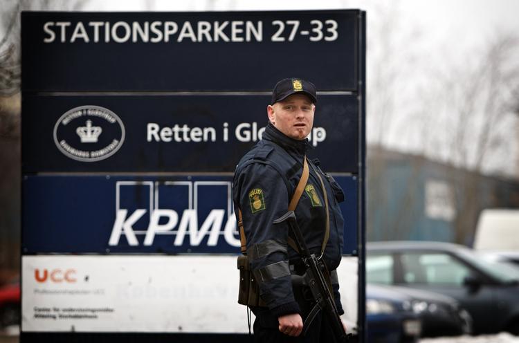 BANDESTRAF. Politiet har lagt en tæt ring af bevæbnede betjente rundt om retsbygningen under straffesagen mod mændene fra Dansk Værdihåndtering-røveriet. 