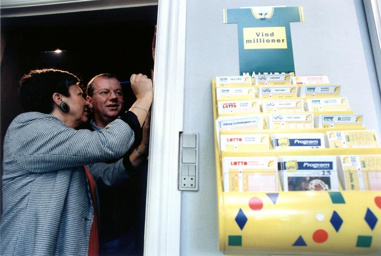 Lotto og oddset og præmieobligationer giver ingen garanti for gevinst. Men man ved, hvad man går ind i. Anderledes med konkurrencer på nettet, hvor der kan følge mærkelige aftaler med, når man opgiver sit navn til en konkurrence. ARKIV 