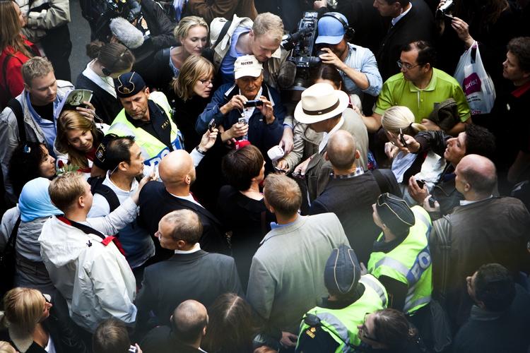 Vælgerflugt. Med dårlige meningsmålinger for de rødgrønne og bare fire dage til det svenske valg, lyder det fra Mona Sahlin: »Så må vi bare arbejde hårdere«. 