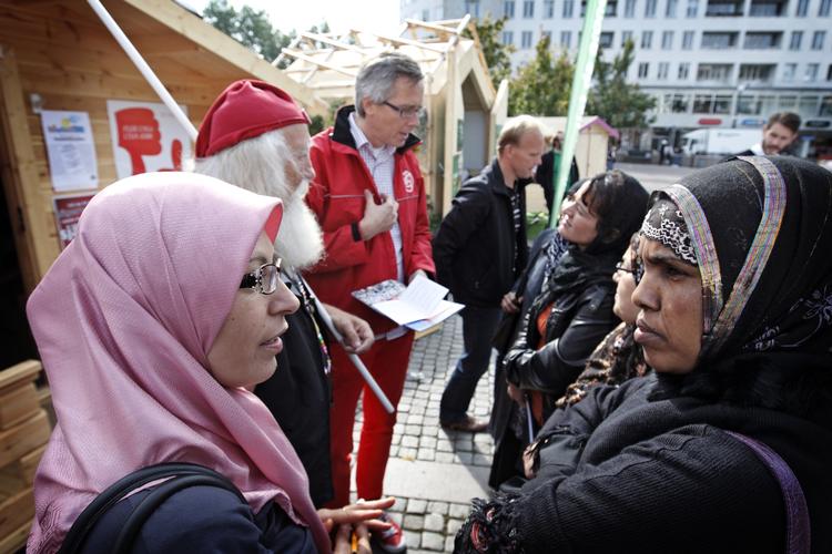 Skeptikere. 32 pct. af danskerne mener, at vi bruger for mange penge på at forbedre levevilkårene for ikkevestlige indvandrere. Men i Sverige er det hele 42 pct., der mener, at staten bruger for mange penge på ikkevestlige indvandrere. Foto: Jens Dresling 