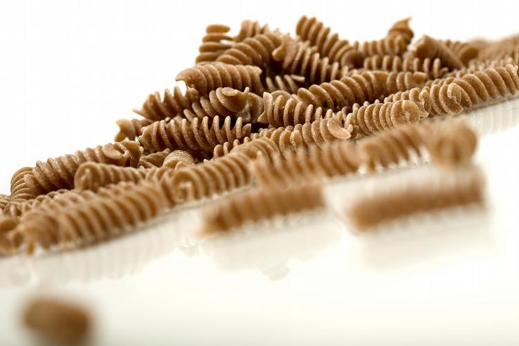 Fuldkornspasta indeholder mere næring end almindelig hvedepasta. 