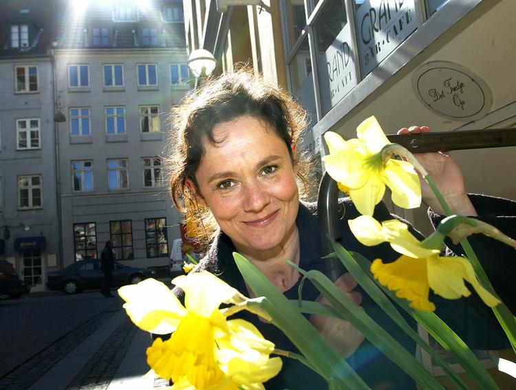 Instruktør. Pernilla Augusts barske debutfilm med bl.a. Noomi Rapace handler om finsk druk i Ystad og forsømte børn. 