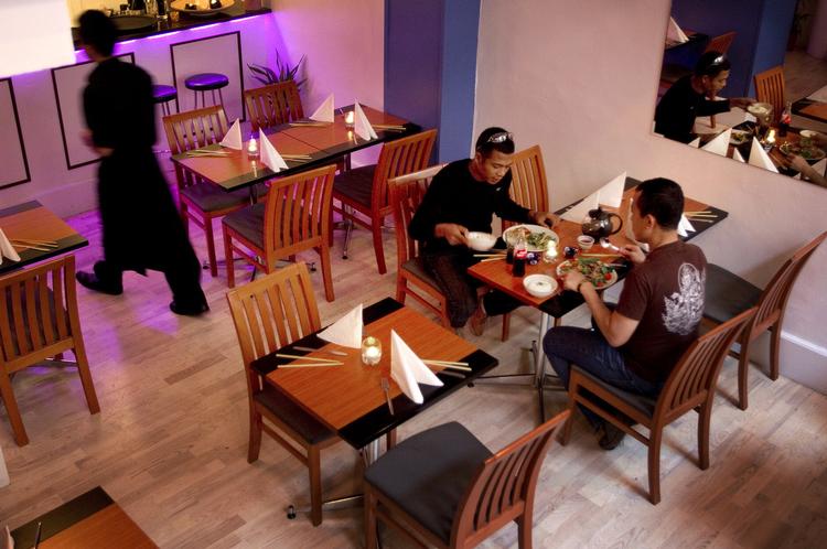 Indretningen af den nye vietnamesiske restaurant Kivi adskiller sig kraftigt fra andre vietnamesiske spisesteder, men ikke maden, som indehaverens moder står for. 