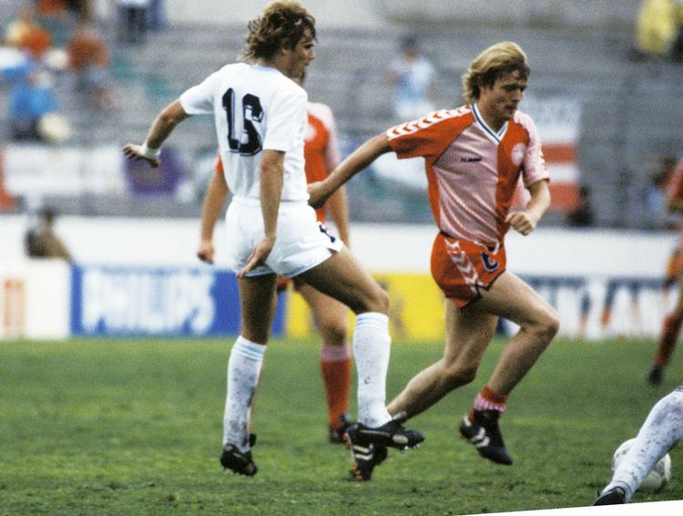 Forbillede. Lerby i aktion for Danmark i 6-1-sejren over Uruguay ved VM i 1986. Arkivfoto. 