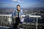 Manhattan. Lars Movins knap 700 sider lange bog er resultatet af mere end 30 USA-rejser og flere årtiers arbejde som journalist og filmdokumentarist. Her er han fotograferet på toppen af World Trade Center i september 1987 - 14 år før tvillingetårnene styrtede sammen over Manhattan.