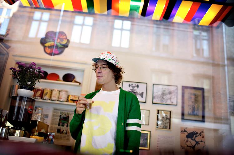 Kasper Bjørke spiller til åbningsfesten, når den nye bar Bakken åbner i Kødbyen i weekenden. Den 34-årige musiker brød igennem internationalt med disco-house-duoen Filur, og i februar udgav han sit andet soloalbum 'Standing on top of Utopia'. Foto: Jonathan Bjerg Møller 