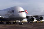 Kæmpefly. Lufthansas nye Airbus 380 havde dannebrog vejende ud gennem cockpitruderne, da den taxiede ind foran terminalen. 