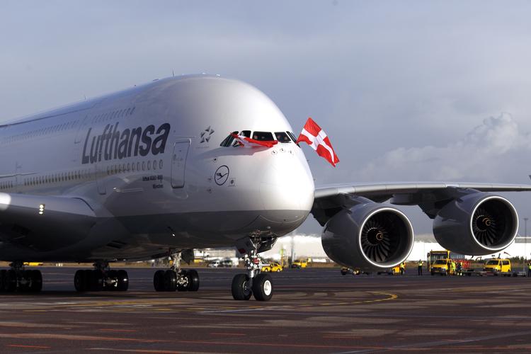 Kæmpefly. Lufthansas nye Airbus 380 havde dannebrog vejende ud gennem cockpitruderne, da den taxiede ind foran terminalen. 