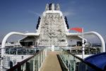 Kæmpeskib. Jewel of the Seas besøgte i 2007 København og lagde til ved Langelinie.Her et kig hen ad skibets tagdæk. 