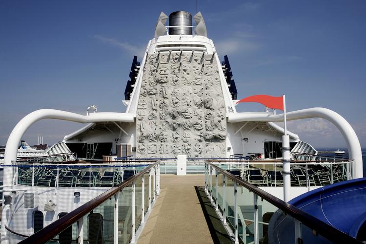 Kæmpeskib. Jewel of the Seas besøgte i 2007 København og lagde til ved Langelinie.Her et kig hen ad skibets tagdæk. 