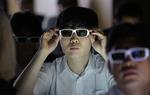 Her er en kunde, der er svær at overbevise om at købe et 3D-tv. Ny rapport viser, at har man først oplevet et 3D tv, har man mindre lyst til at købe et.  Foto AP Photo/ Lee Jin-man 