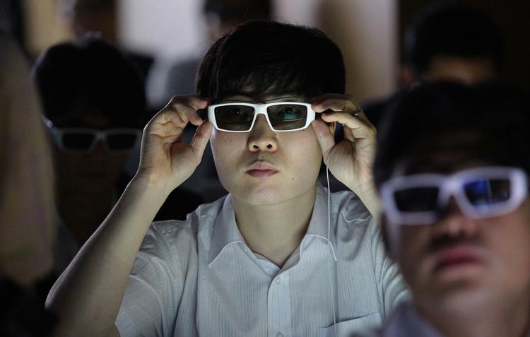 Her er en kunde, der er svær at overbevise om at købe et 3D-tv. Ny rapport viser, at har man først oplevet et 3D tv, har man mindre lyst til at købe et.  Foto AP Photo/ Lee Jin-man 