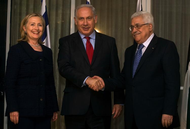 Fredsforhandlinger. USA's udenrigsminister Hillary Clinton, Israels premierminister, Benjamin Netanyahu og den palæstinensiske leder, Mahmoud Abbas. 