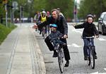 HØJRESVING. Sådan skal det gøres. Men fremover behøver cyklister måske ikke vente på grønt i alle krydsene, før højresvinget tages. Arkivfoto. 