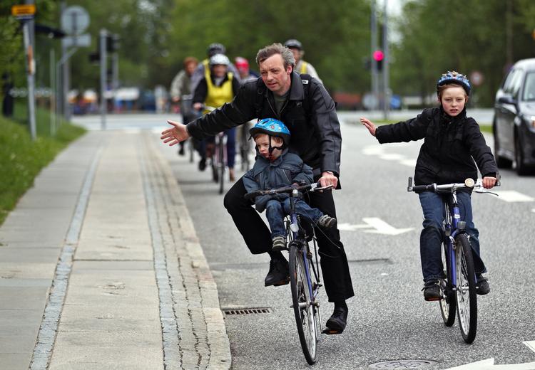 HØJRESVING. Sådan skal det gøres. Men fremover behøver cyklister måske ikke vente på grønt i alle krydsene, før højresvinget tages. Arkivfoto. 